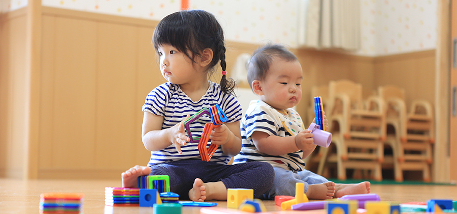 違う年齢のお友達と遊ぶ様子