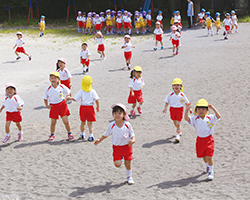 園庭で遊ぶ園児