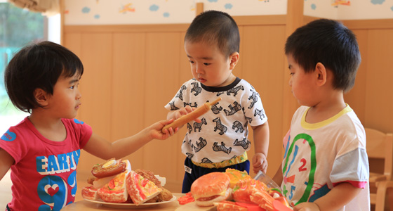 おもちゃで遊ぶ園児