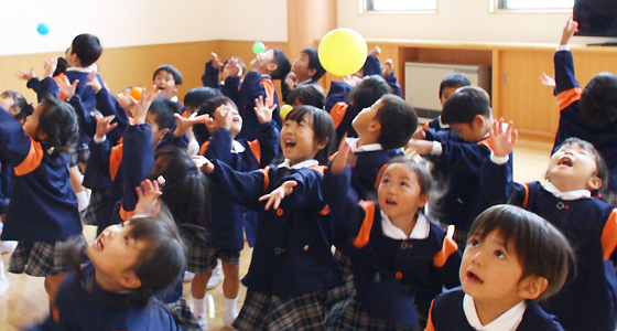 ボールで遊ぶ園児